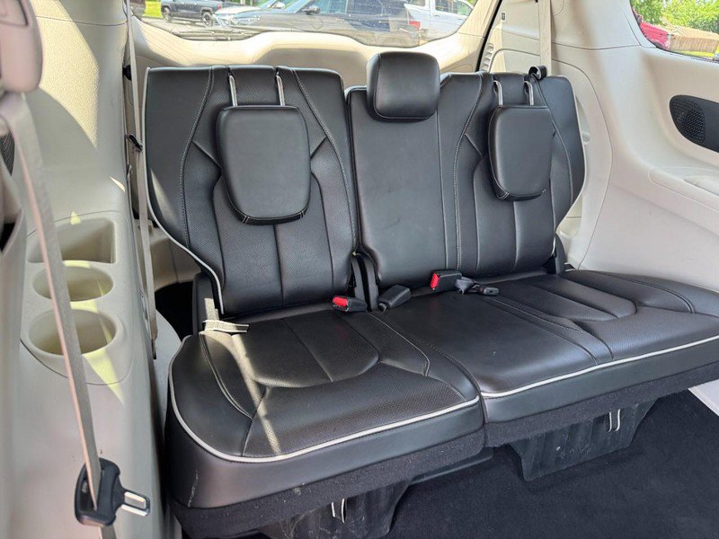 Used 2023 Chrysler Pacifica Limited FWD image 11