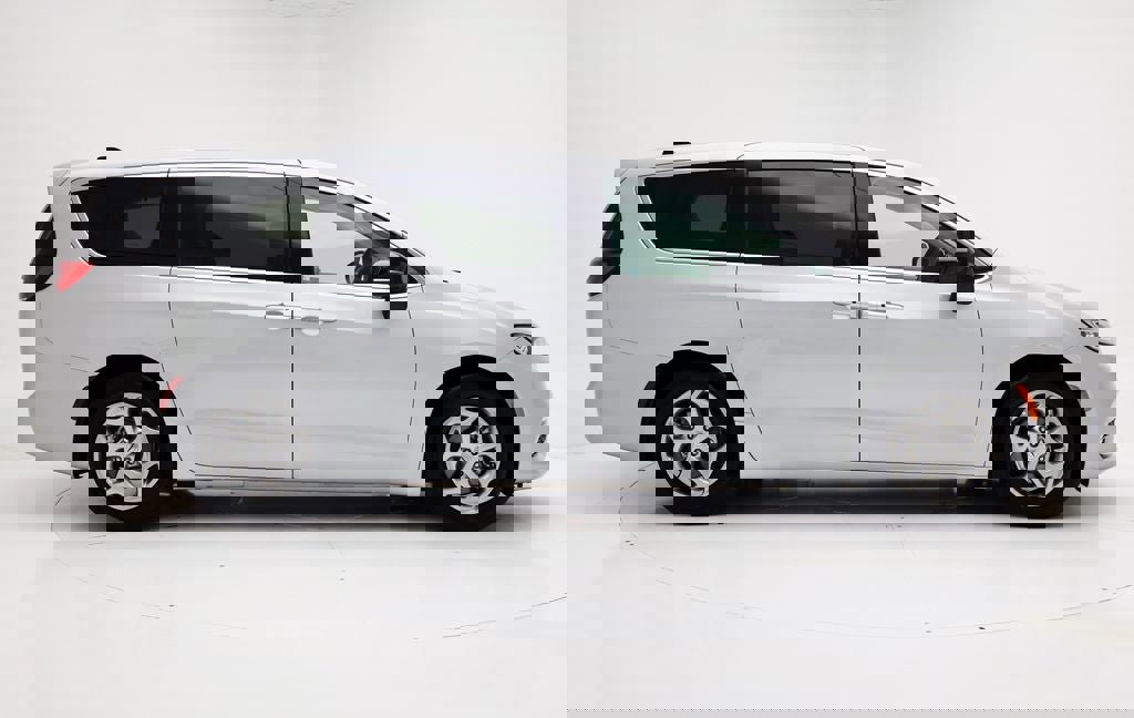 Used 2024 Chrysler Pacifica Limited image 3