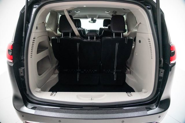 Used 2023 Chrysler Pacifica Touring-L image 12