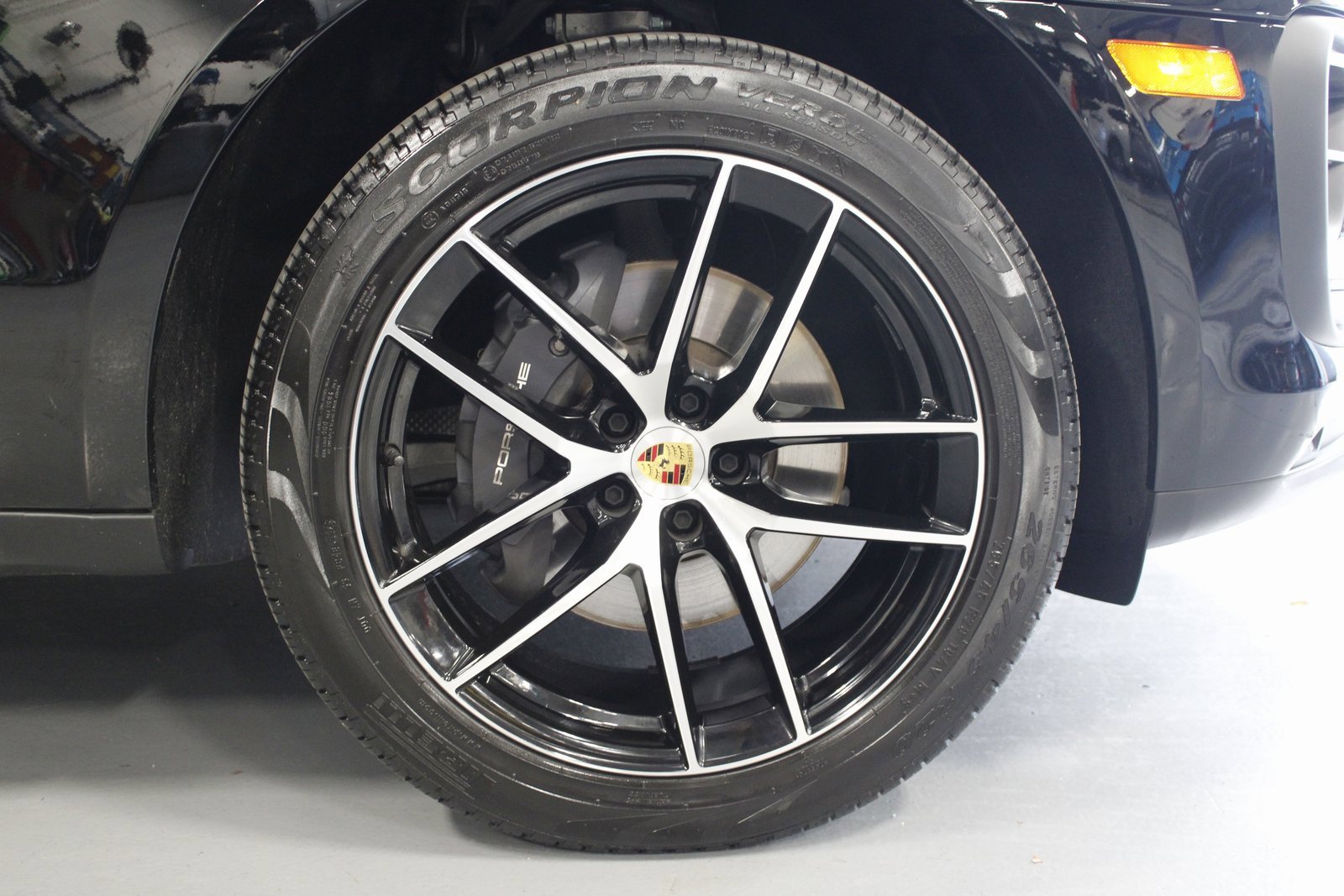 Certified 2025 Porsche Macan image 14