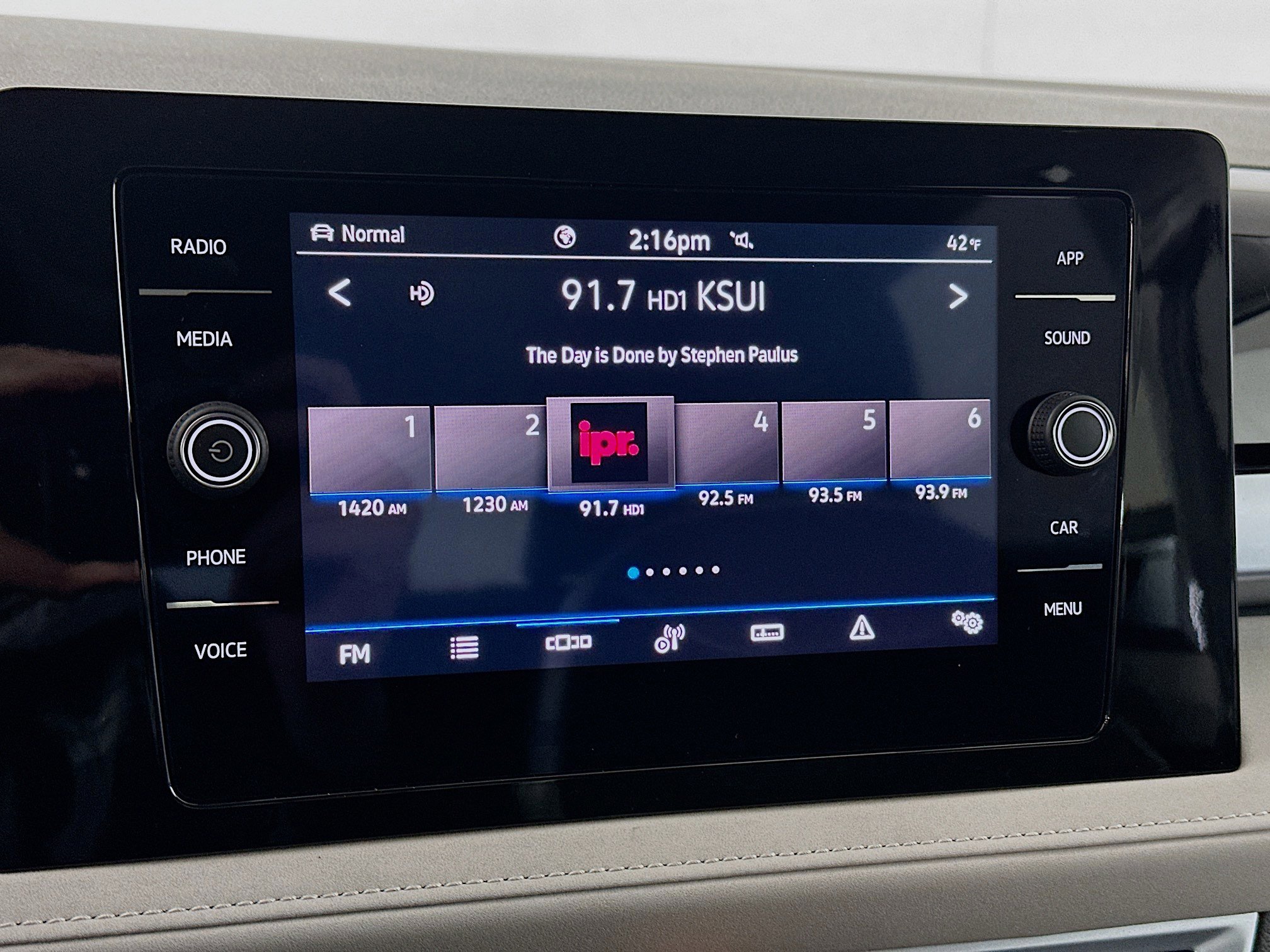 Used 2025 Volkswagen Taos SE w/ Panoramic Sunroof Package image 14