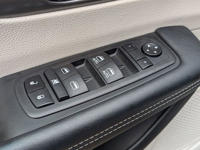 Used 2023 Chrysler Pacifica Touring-L image 15