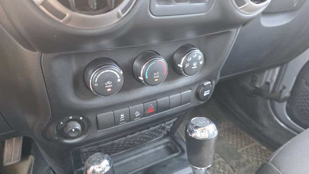 Used 2015 Jeep Wrangler Unlimited Sport w/ Quick Order Package 24S AWD/4WD image 19