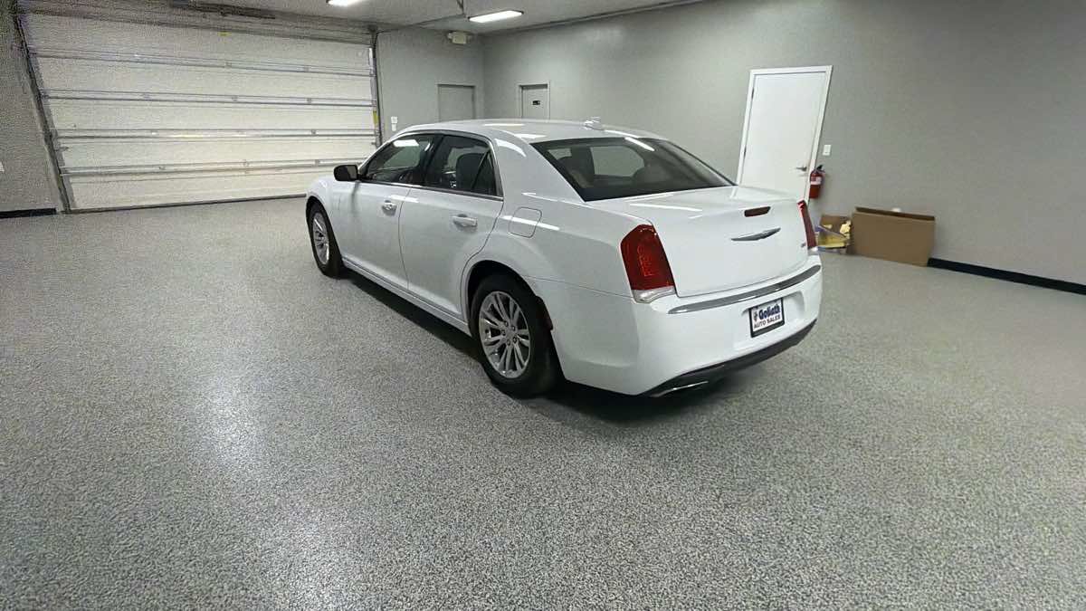 Used 2017 Chrysler 300 Limited RWD image 5