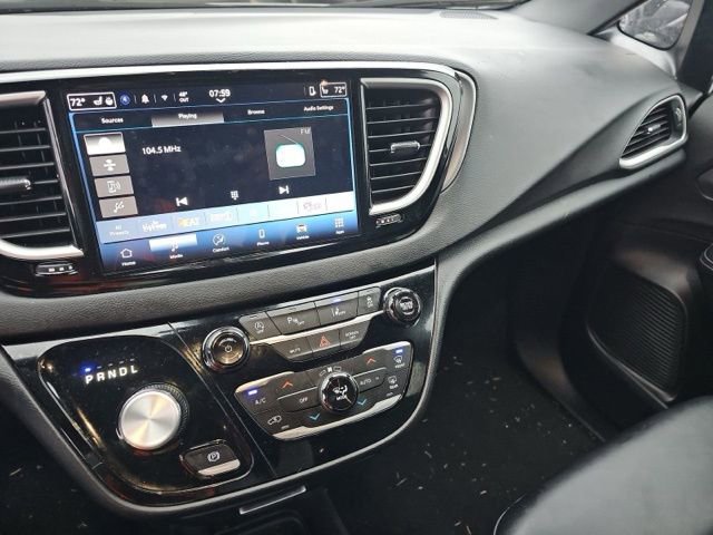 Used 2025 Chrysler Pacifica Select image 13