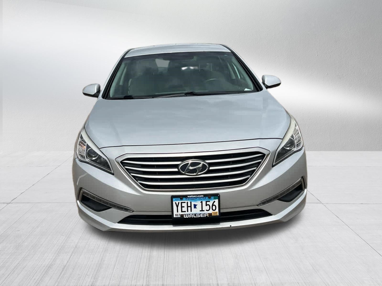 Used 2015 Hyundai Sonata SE w/ Option Group 09 FWD image 2
