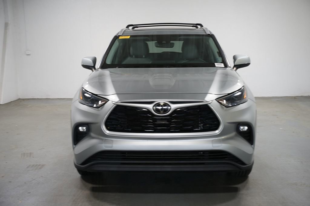 Used 2022 Toyota Highlander XLE image 2