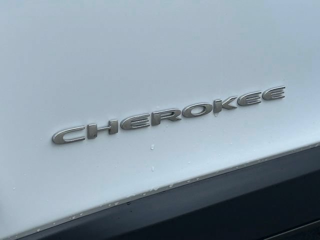 Used 2016 Jeep Cherokee Limited w/ Luxury Group AWD/4WD image 12