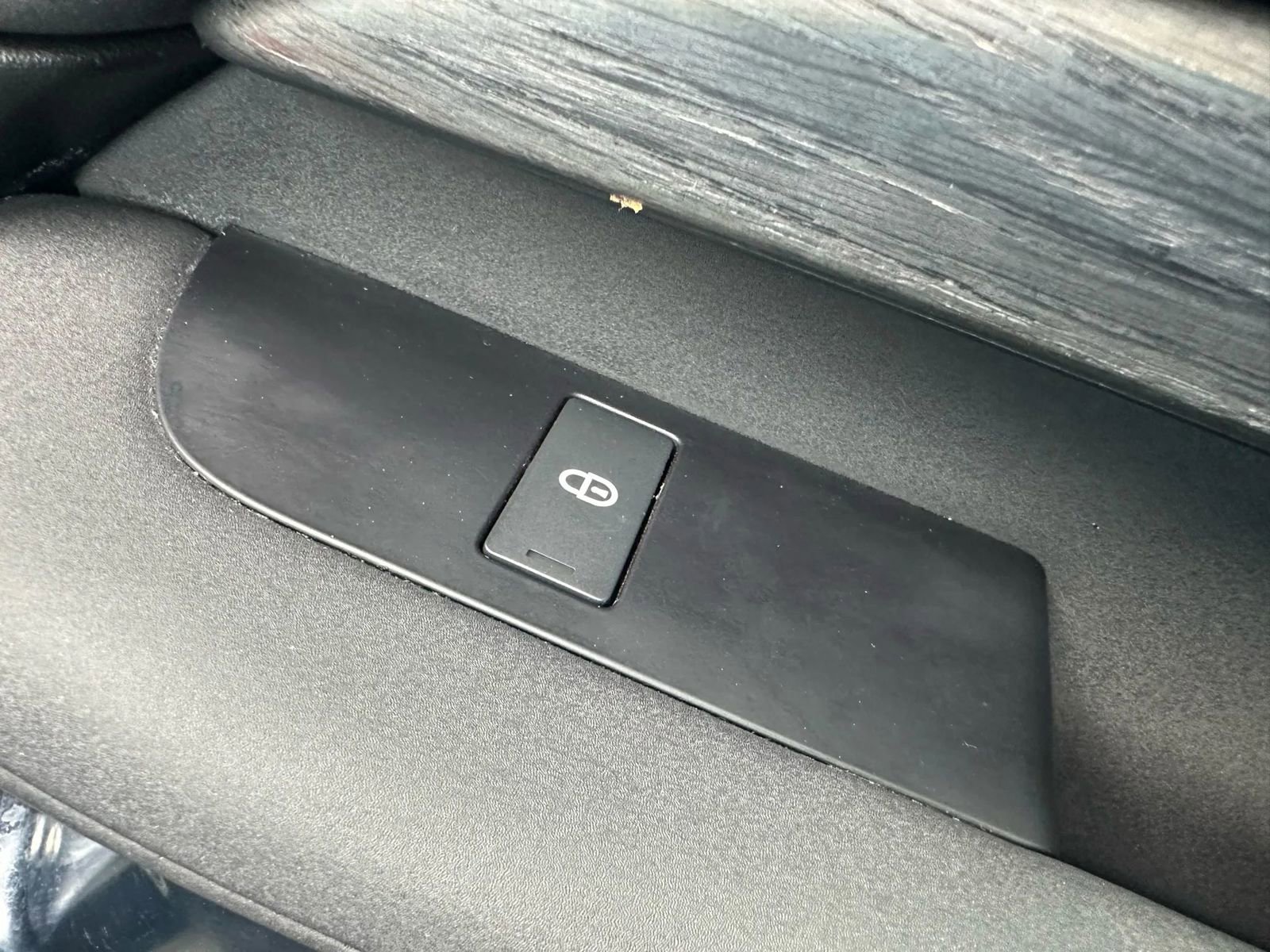 Used 2018 Land Rover Discovery HSE image 47