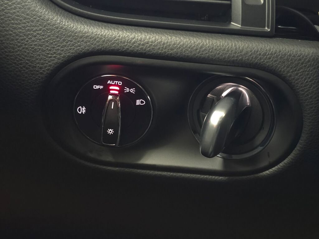 Certified 2025 Porsche Macan Turbo image 36