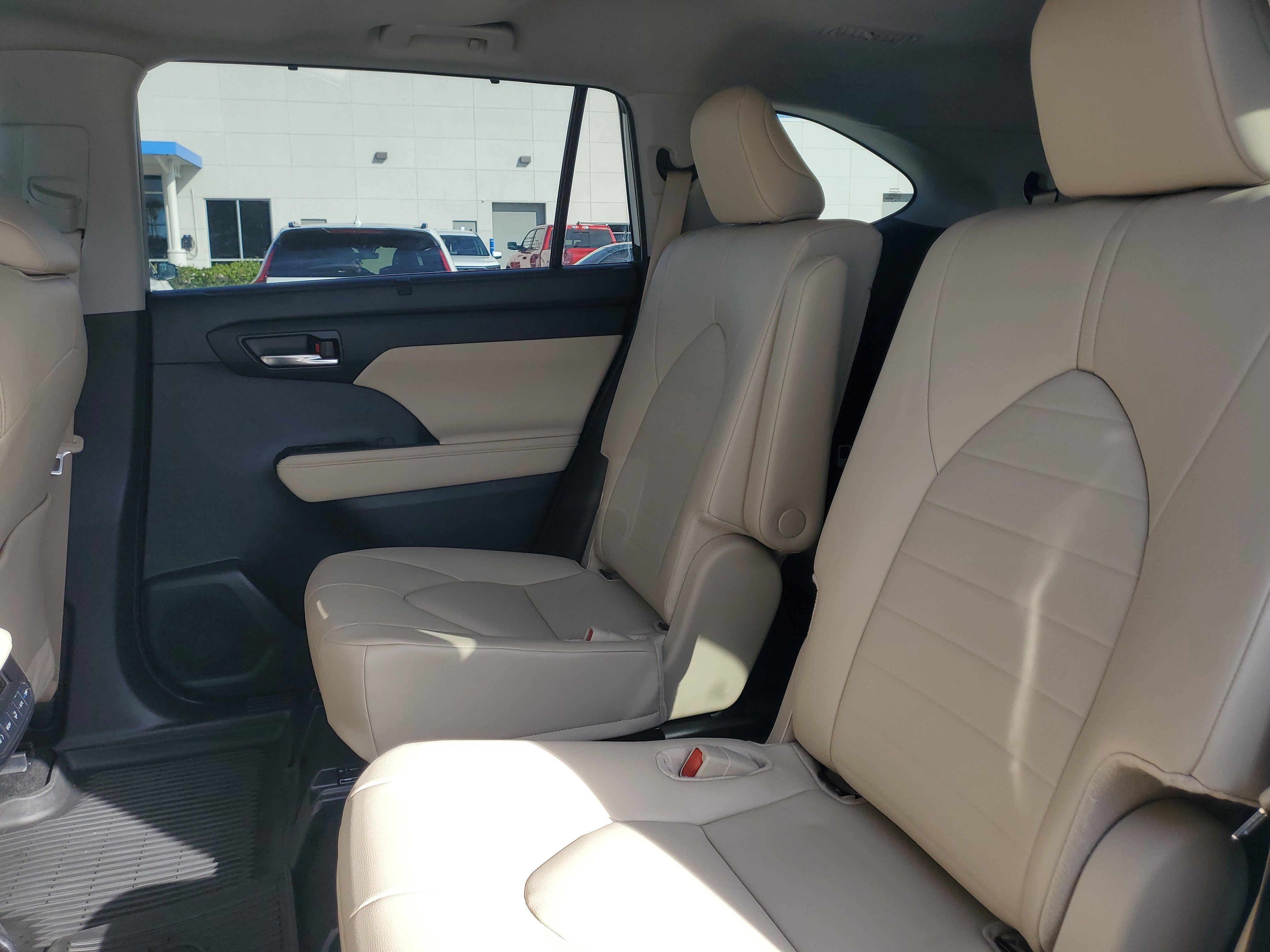 Used 2024 Toyota Highlander XLE FWD image 11