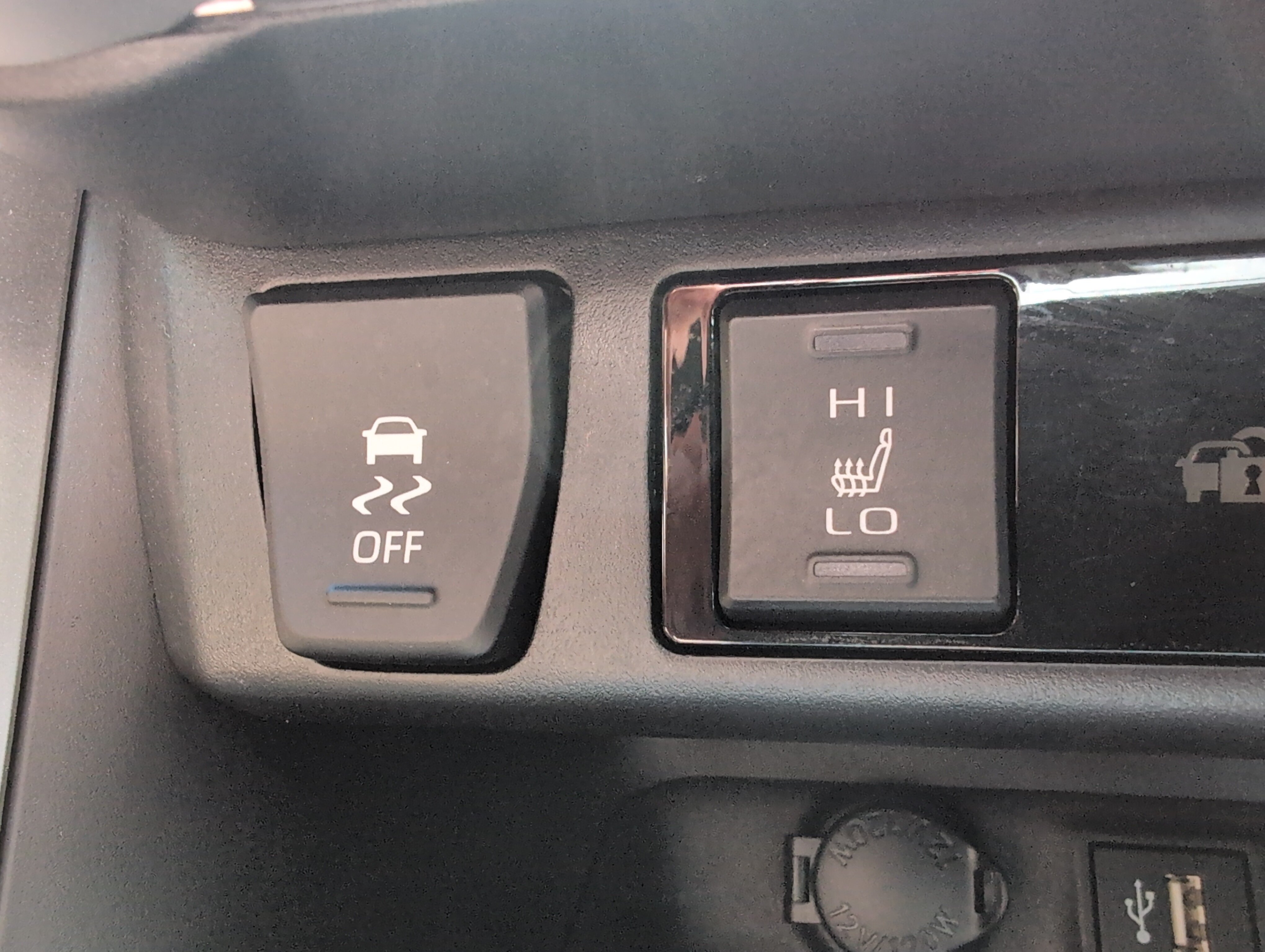 Used 2025 Toyota RAV4 XLE Premium w/ Weather Package AWD/4WD image 38