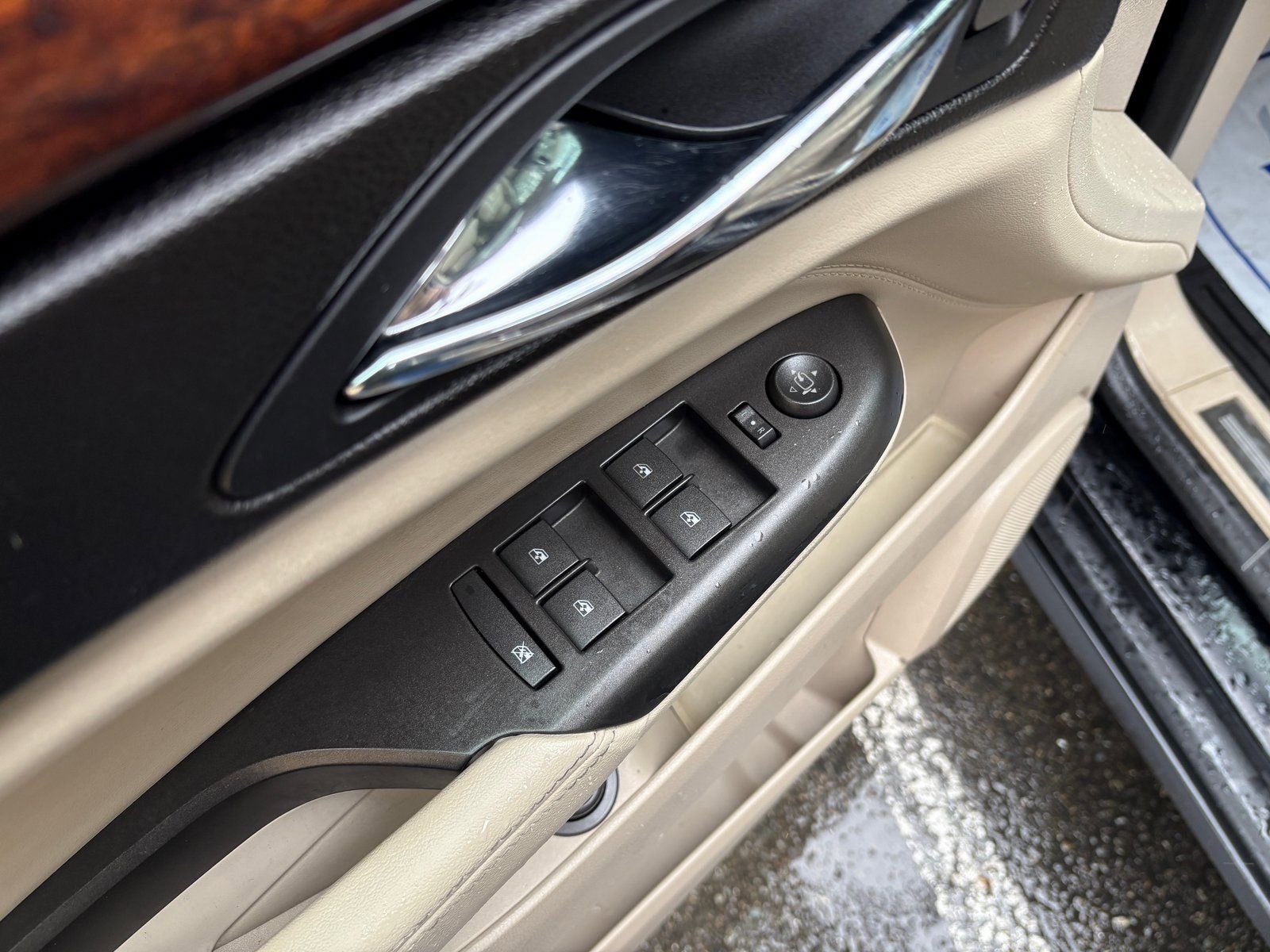 Used 2012 Cadillac SRX Luxury image 17