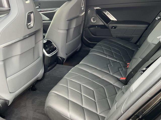 Used 2023 BMW i7 xDrive60 AWD/4WD image 19