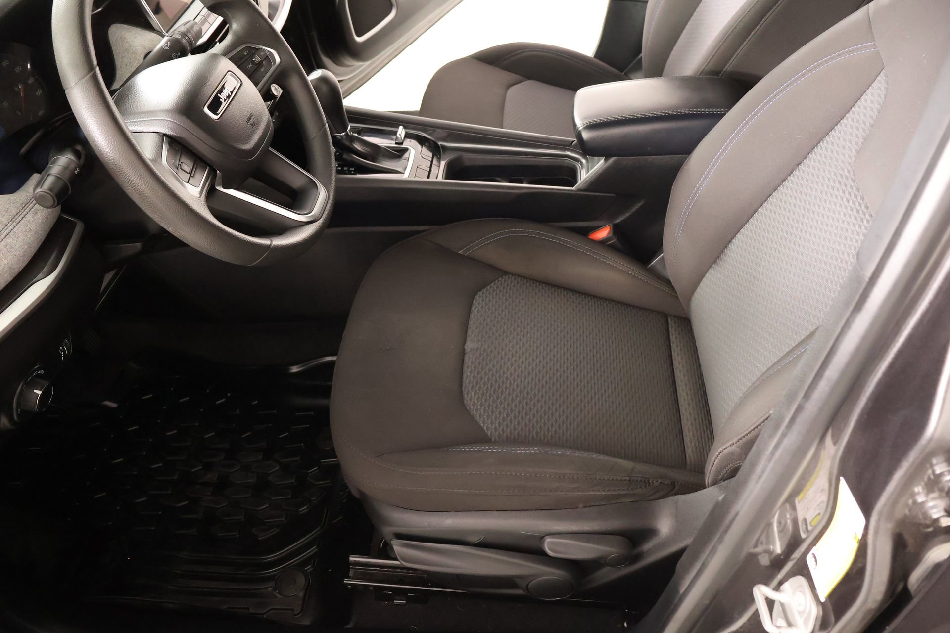 Used 2023 Jeep Compass Sport image 9