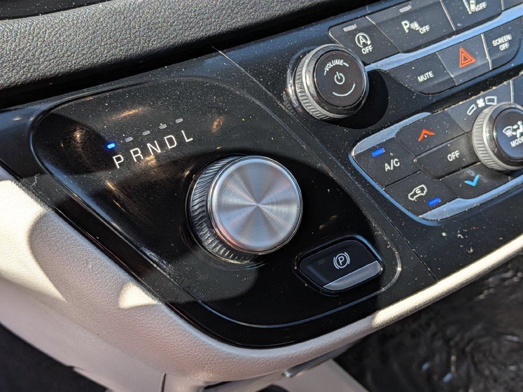 Used 2024 Chrysler Pacifica Touring-L FWD image 19