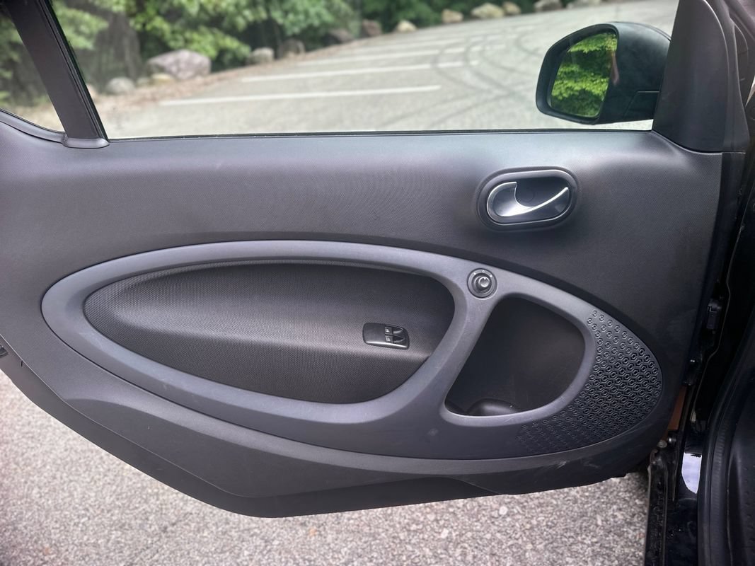 Used 2016 smart fortwo passion RWD image 13