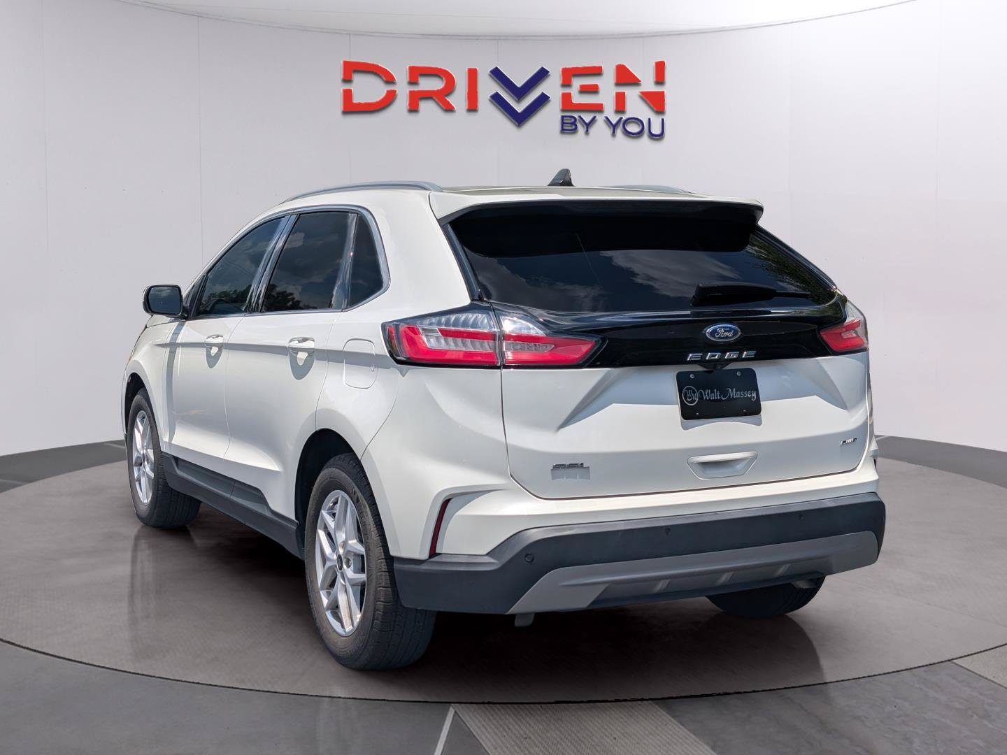 Used 2024 Ford Edge SEL w/ Convenience Package AWD/4WD image 3