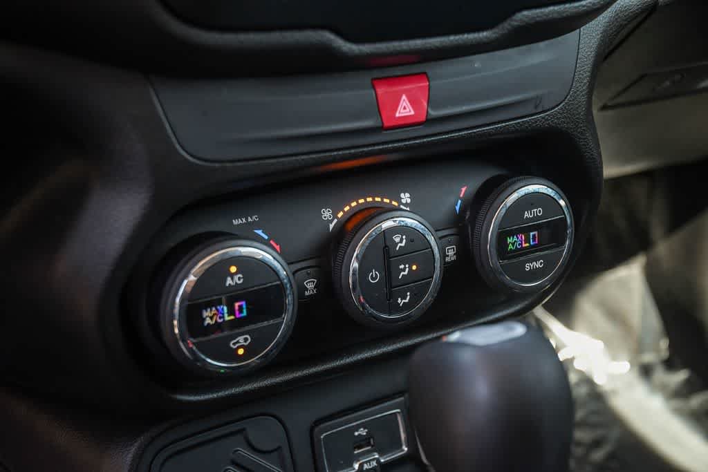 Used 2017 Jeep Renegade Altitude FWD image 20