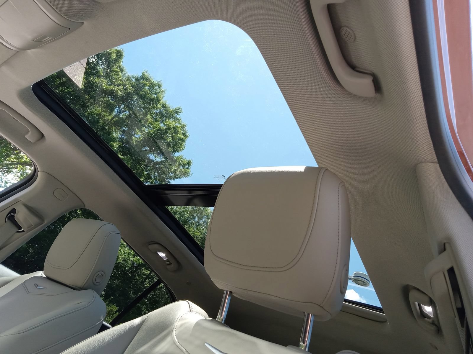 Used 2019 Cadillac XT4 Luxury w/ Cold Weather Package AWD/4WD image 11