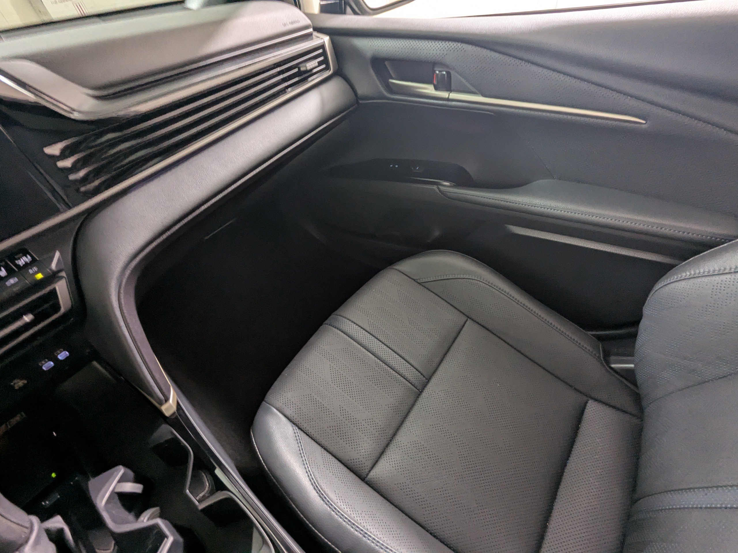Used 2025 Toyota Camry XSE FWD image 11