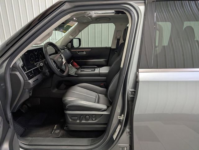 Used 2025 INFINITI QX80 Sensory image 18