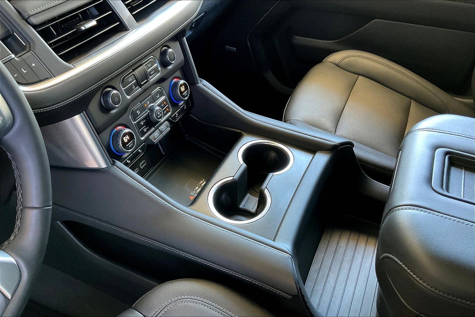 Used 2023 Chevrolet Suburban Z71 w/ Luxury Package image 18