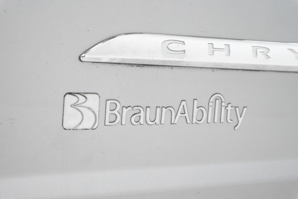Used 2013 Chrysler Town & Country Limited image 4