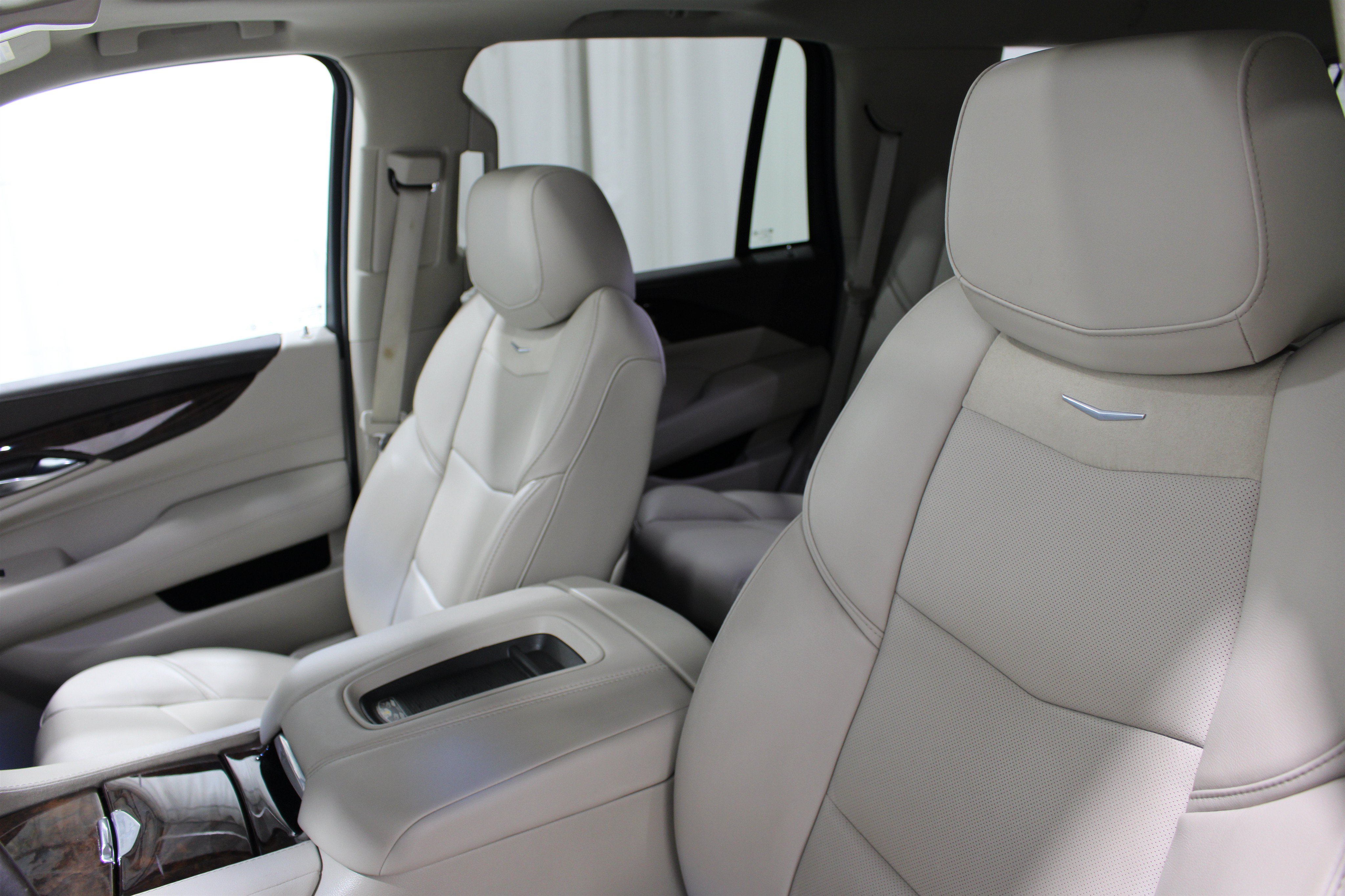 Used 2016 Cadillac Escalade Luxury AWD/4WD image 4