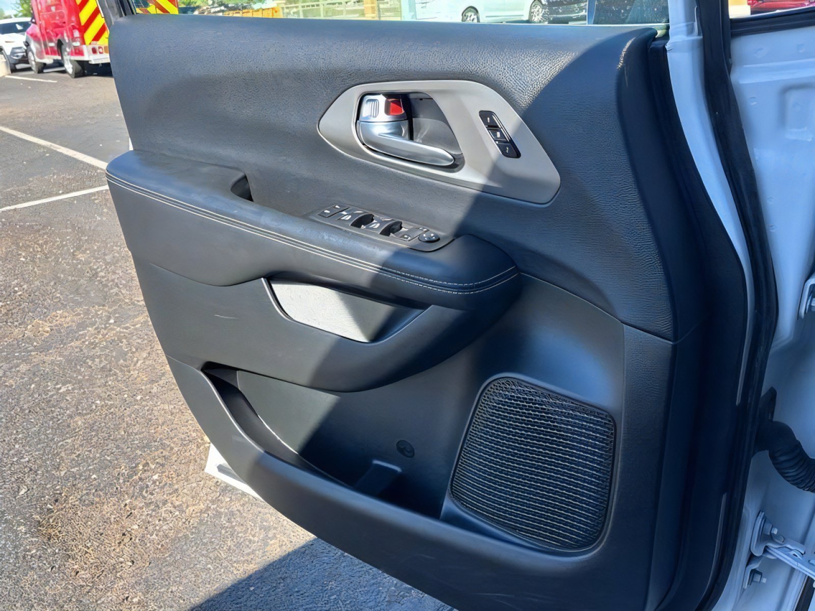 Used 2025 Chrysler Pacifica Select FWD image 11