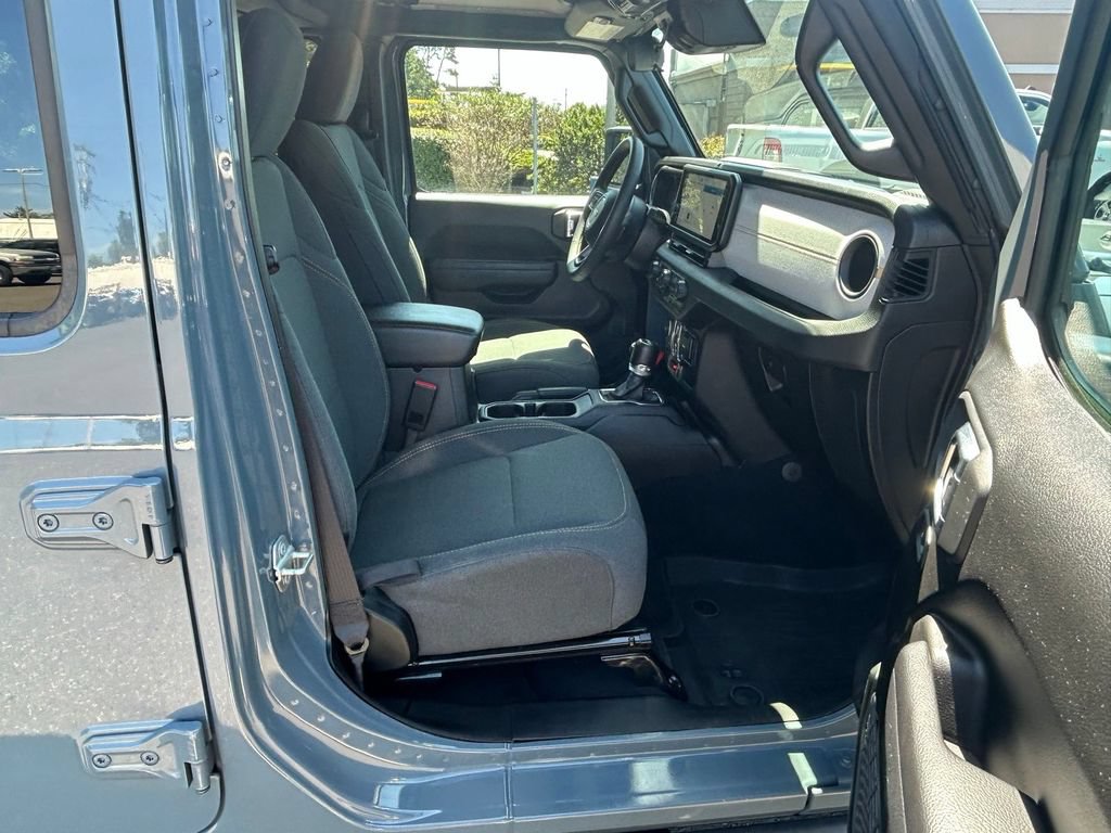 Used 2024 Jeep Wrangler Unlimited AWD/4WD image 33