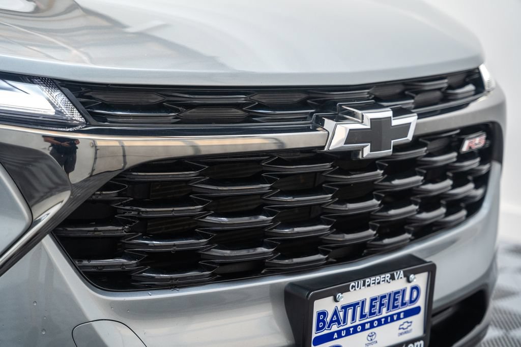 Used 2024 Chevrolet Trax RS w/ Sunroof Package FWD image 12