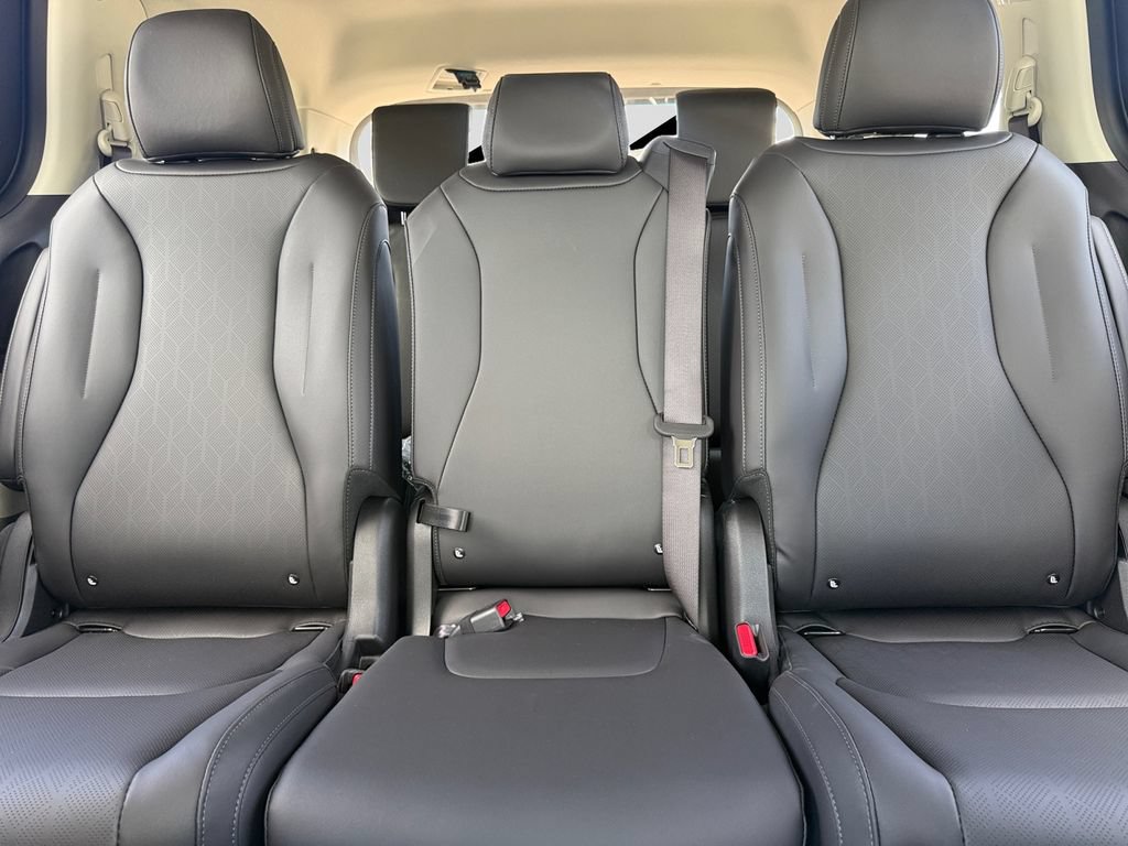 New 2026 Kia Carnival EX FWD image 16