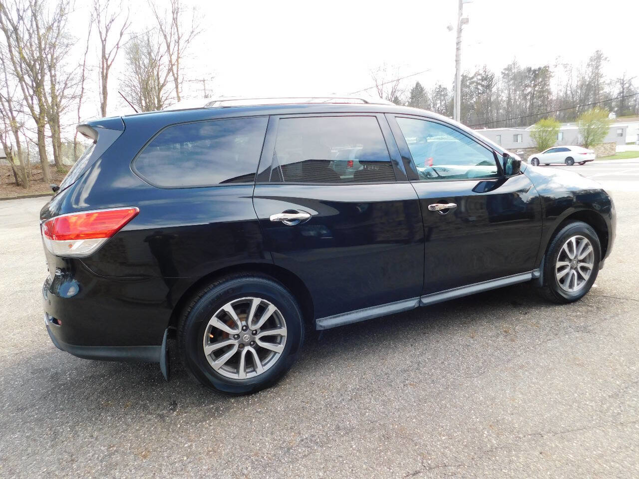 Used 2013 Nissan Pathfinder SV w/ Trailer Tow Pkg AWD/4WD image 11