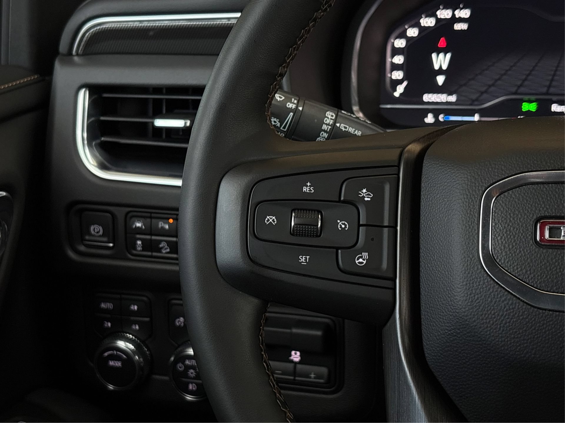 Used 2023 GMC Yukon AT4 w/ Technology Package AWD/4WD image 28