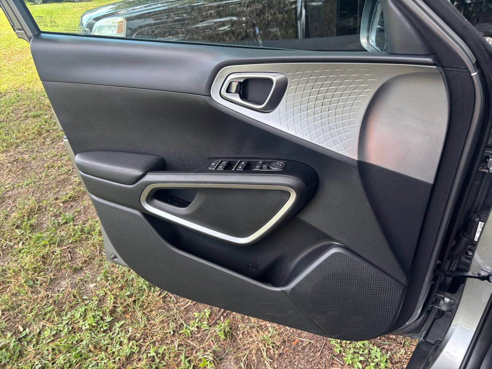 Used 2025 Kia Soul LX w/ LX Technology Package FWD image 18