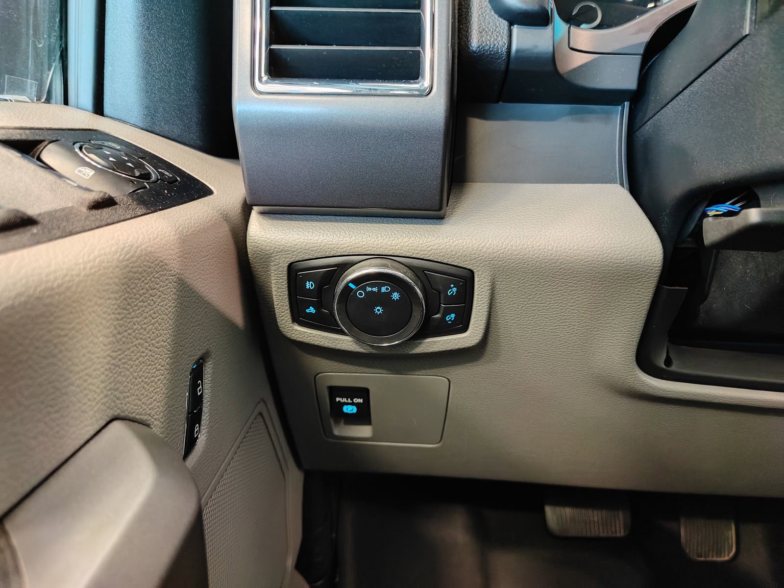 Used 2016 Ford F150 XLT image 14