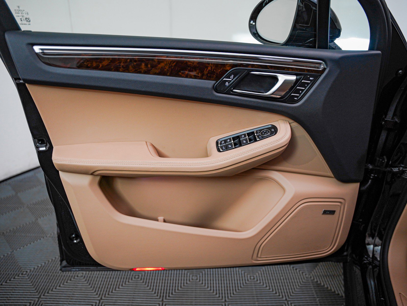 Certified 2025 Porsche Macan image 27