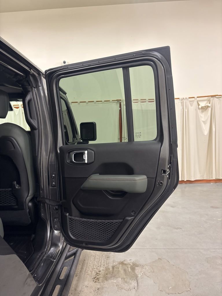 Used 2024 Jeep Gladiator Mojave image 32