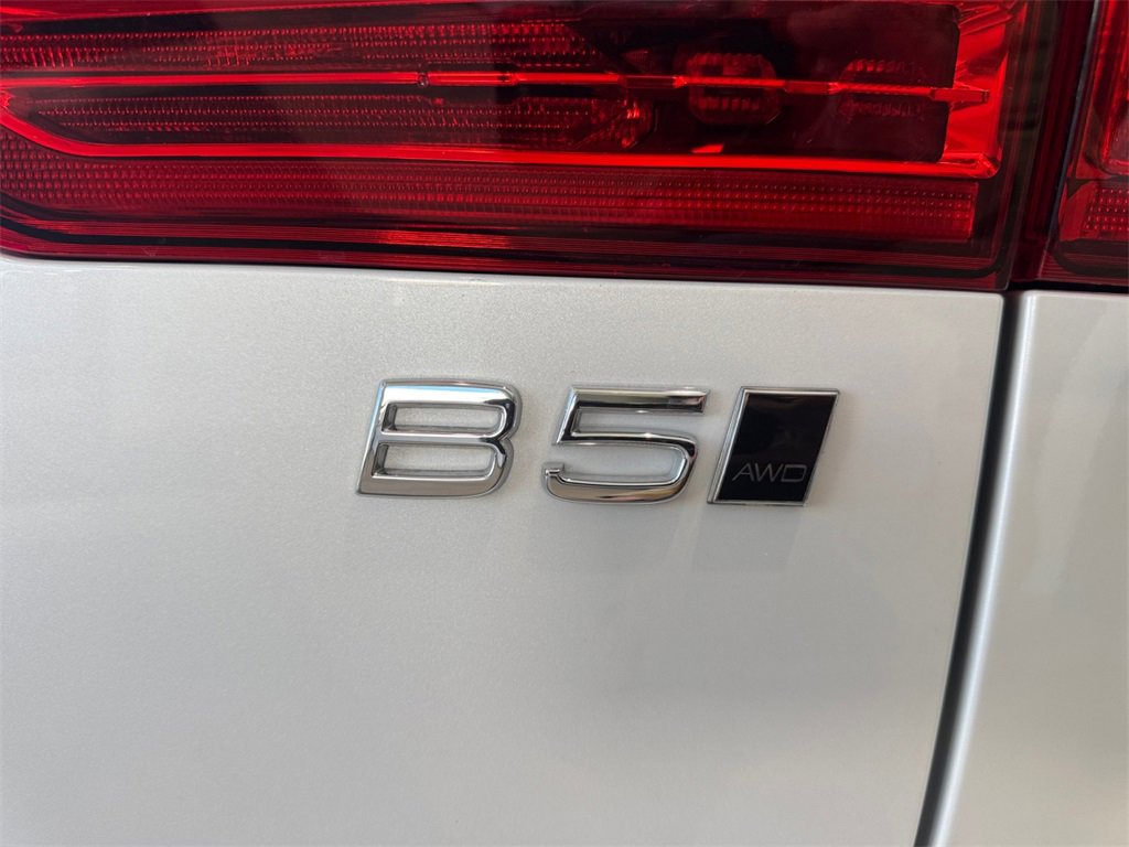 Certified 2025 Volvo XC60 B5 Plus image 9