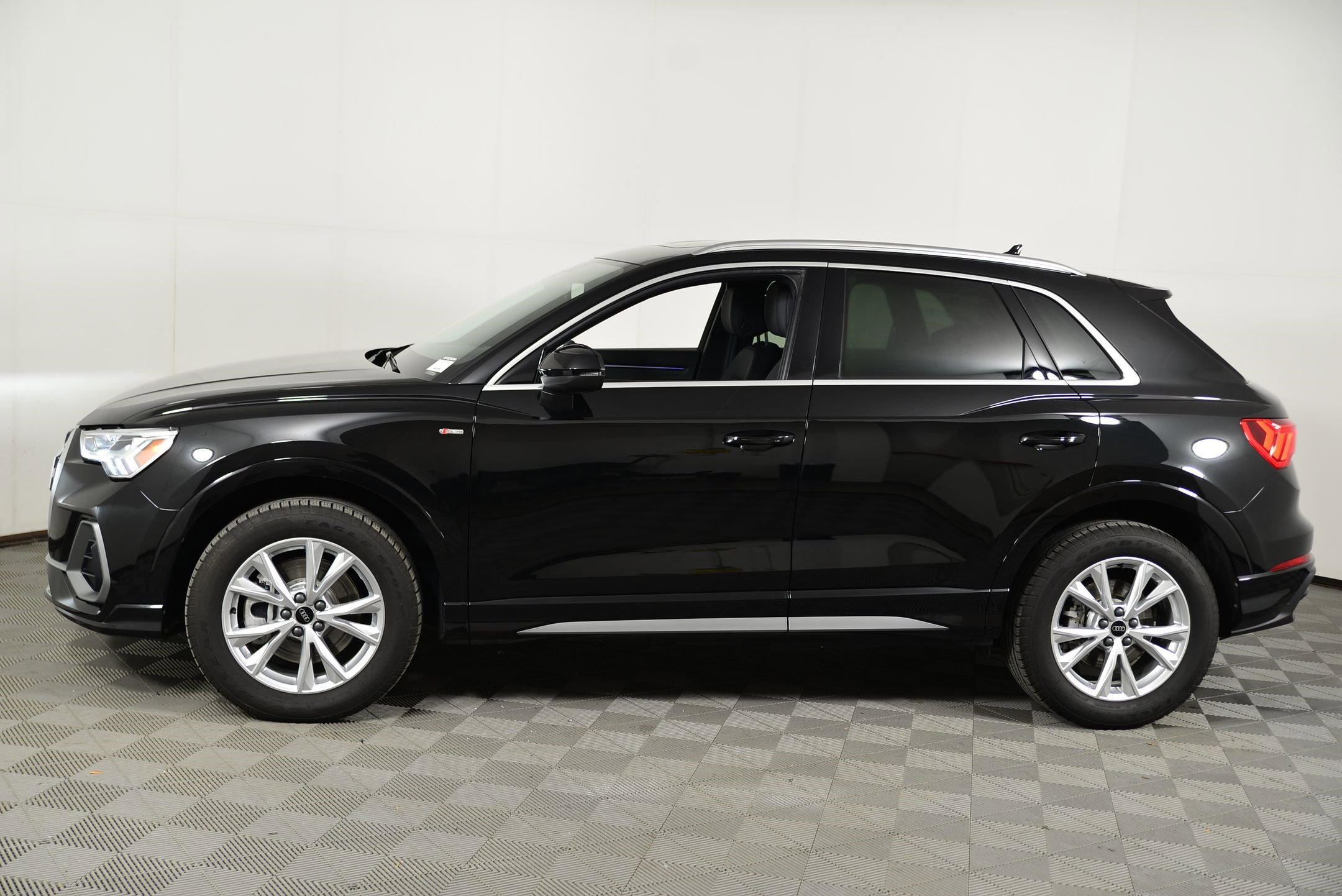 Certified 2025 Audi Q3 2.0T Premium Plus w/ Premium Plus Package image 2