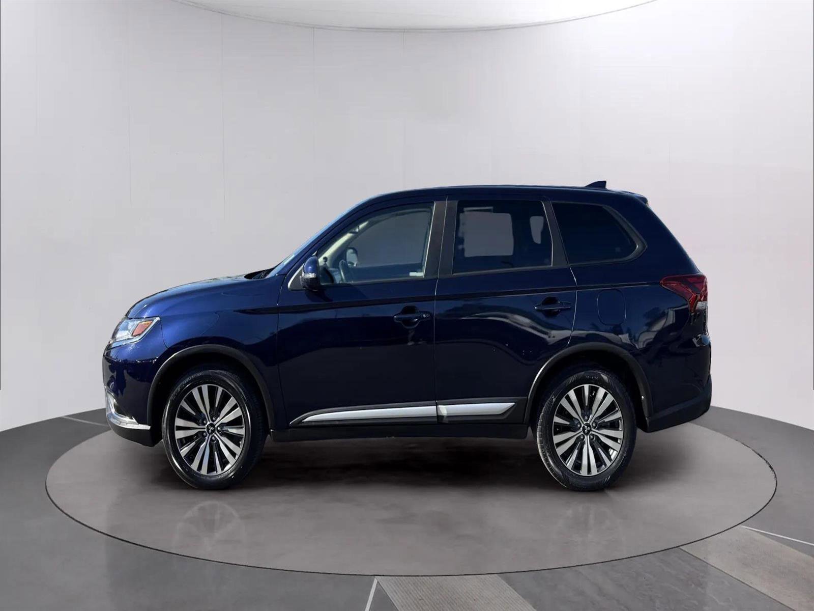 Used 2020 Mitsubishi Outlander SE image 3