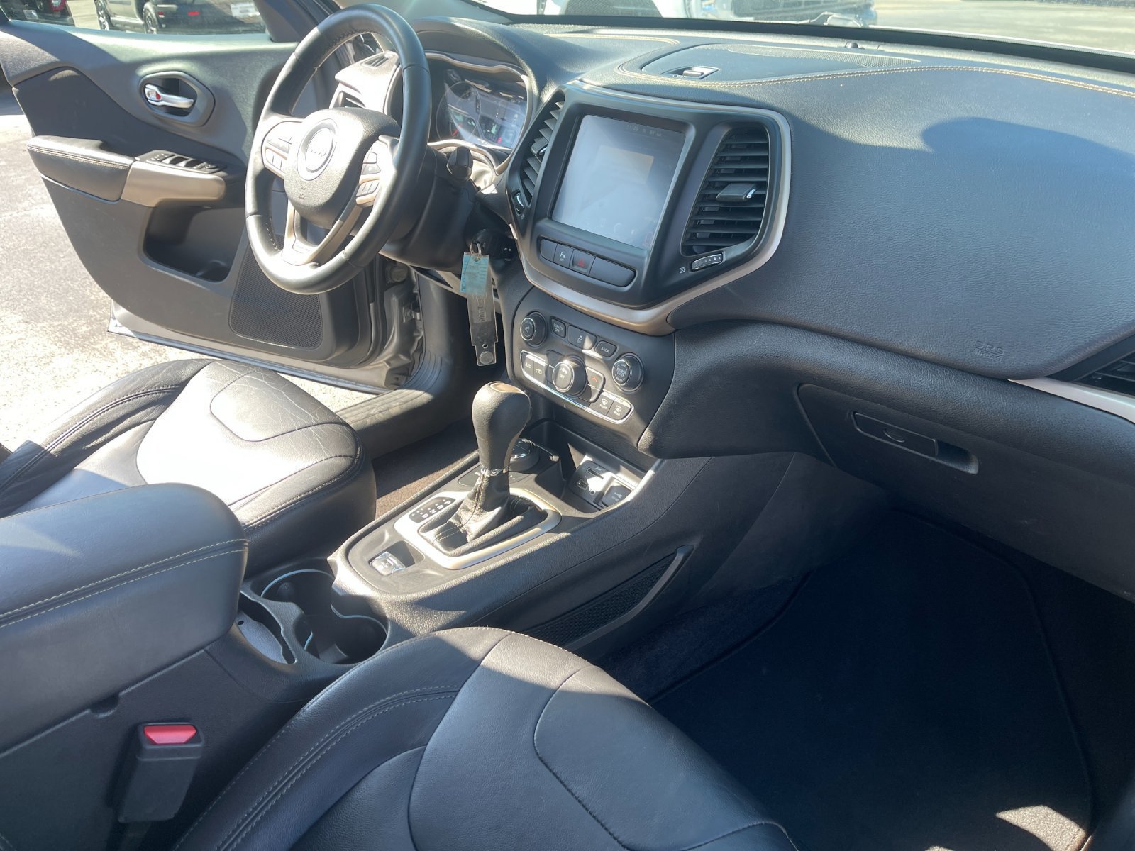 Used 2017 Jeep Cherokee Latitude w/ Safety/Convenience Group AWD/4WD image 19
