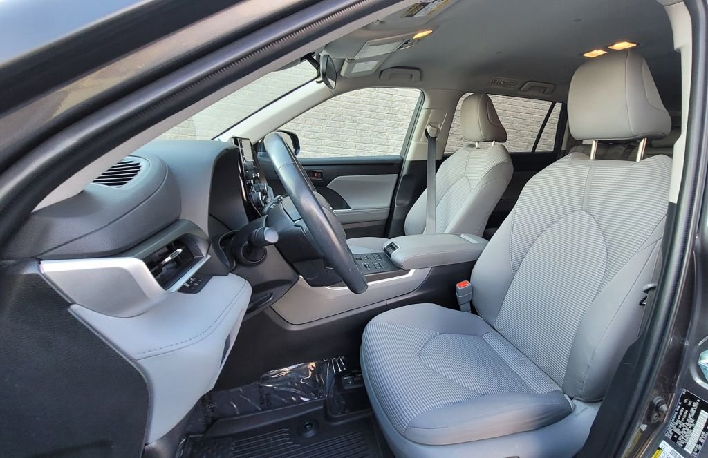 Used 2022 Toyota Highlander LE image 7