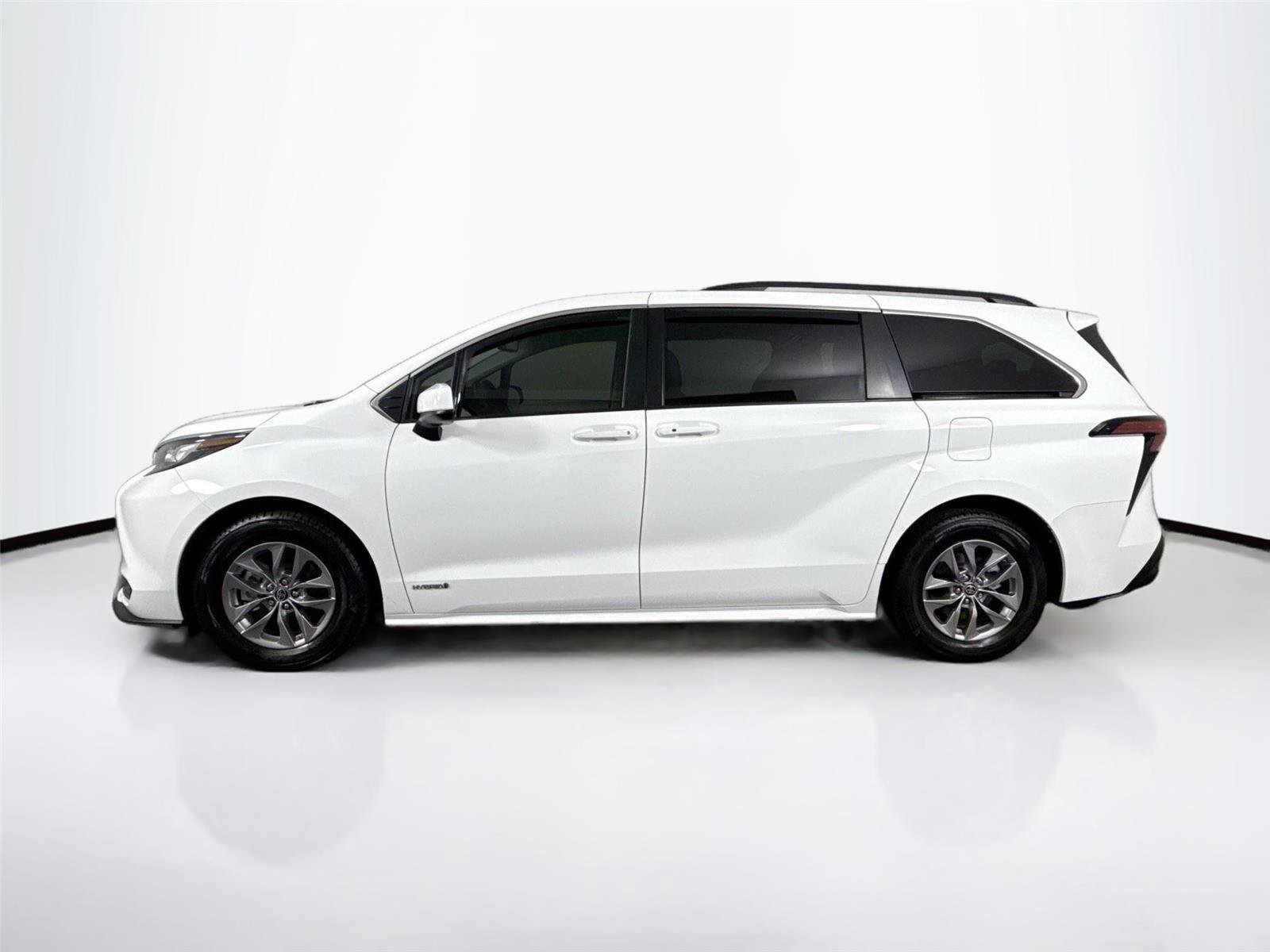 Used 2021 Toyota Sienna LE w/ LE Plus Package image 9