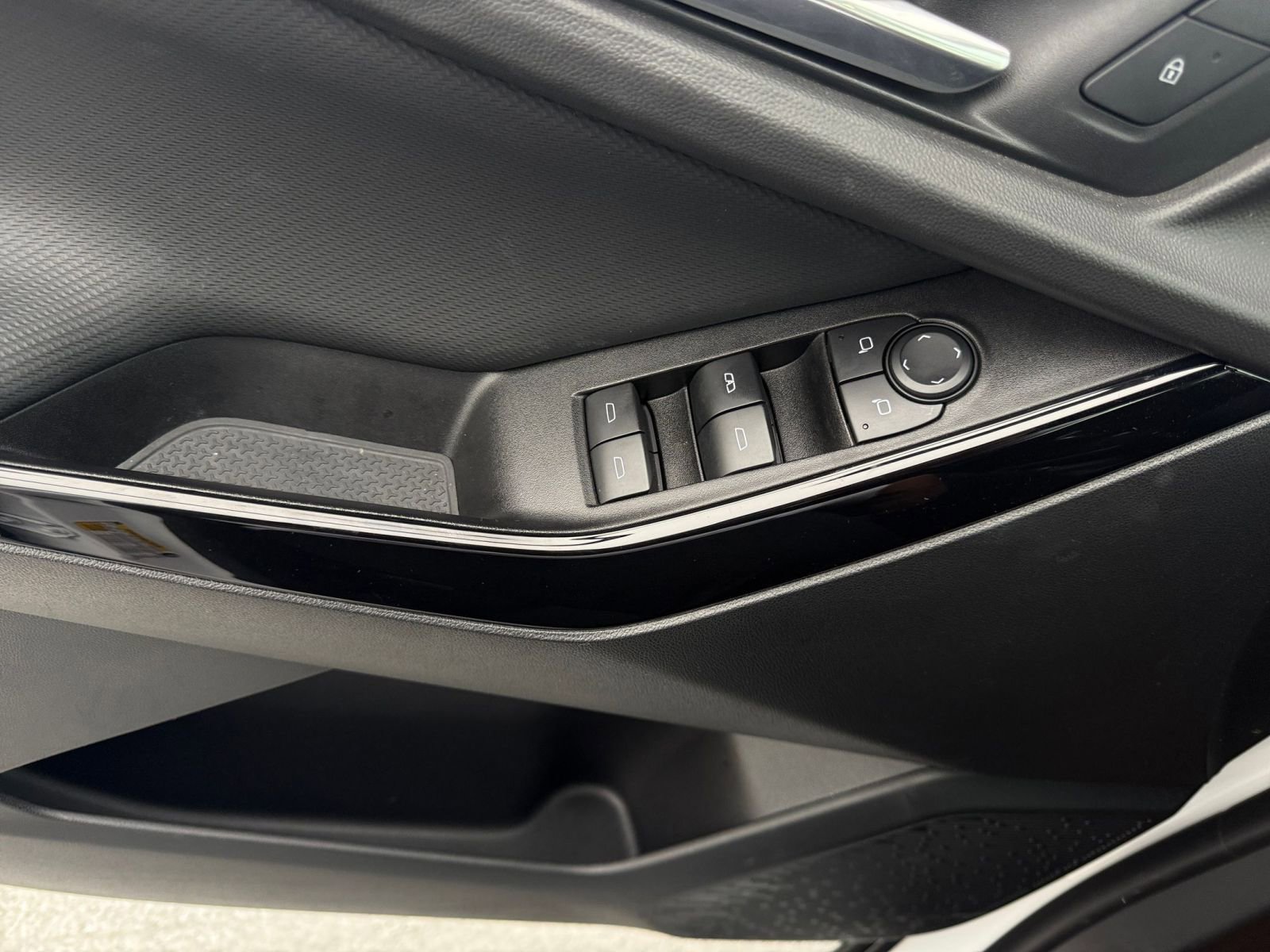 Used 2025 Chevrolet Equinox LT image 20