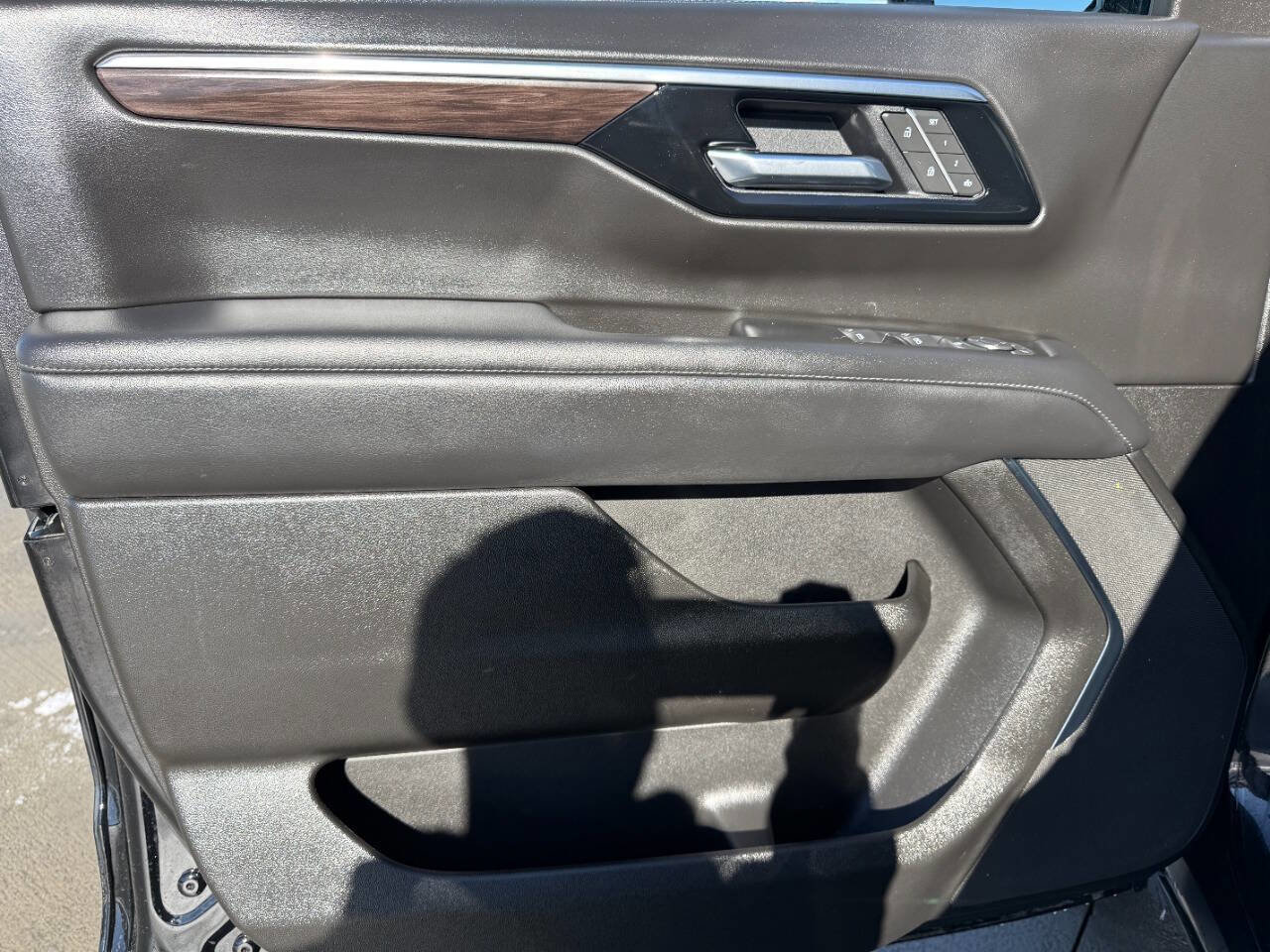 Used 2025 Chevrolet Suburban Z71 image 30