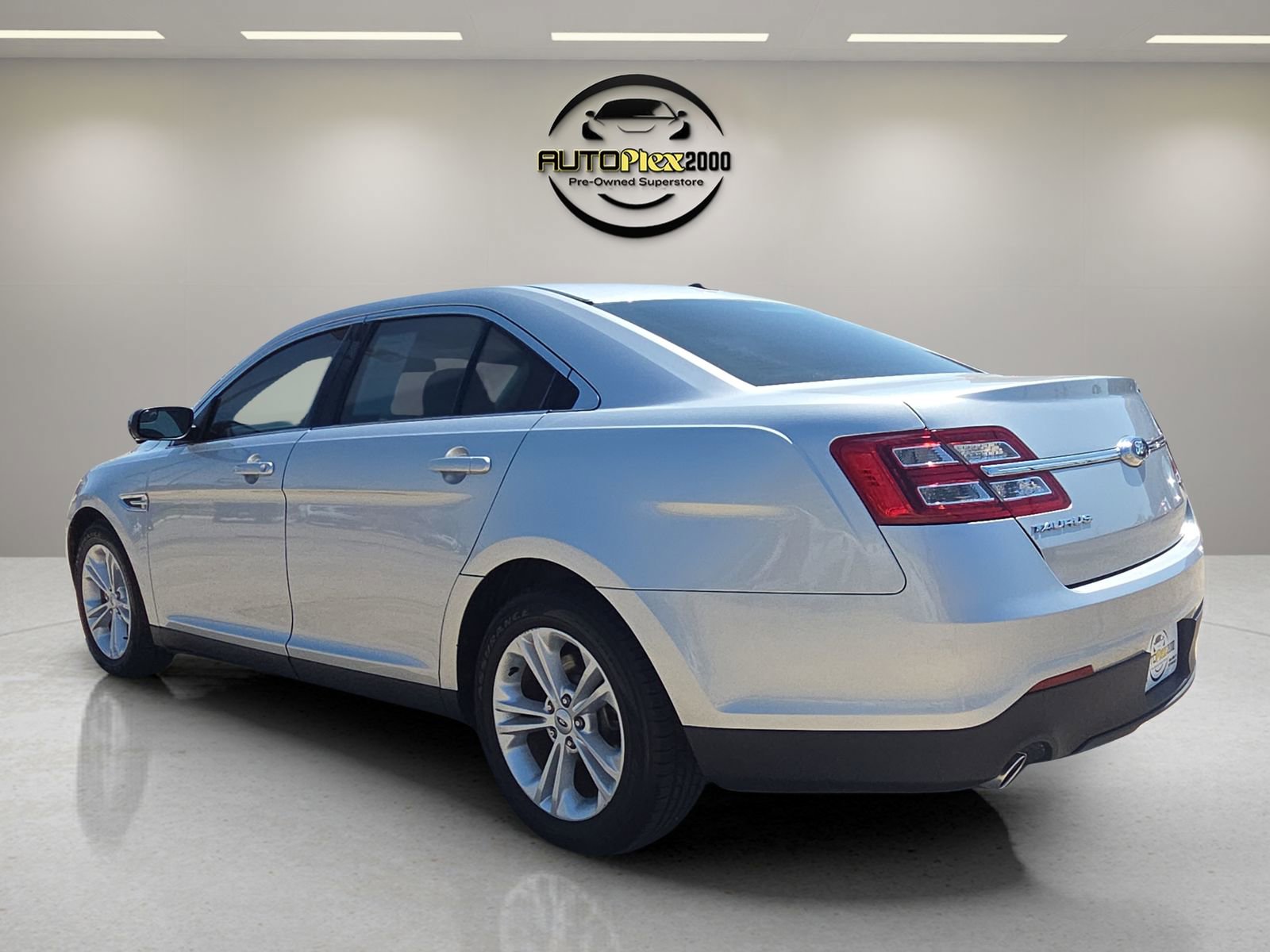 Used 2018 Ford Taurus SE FWD image 5