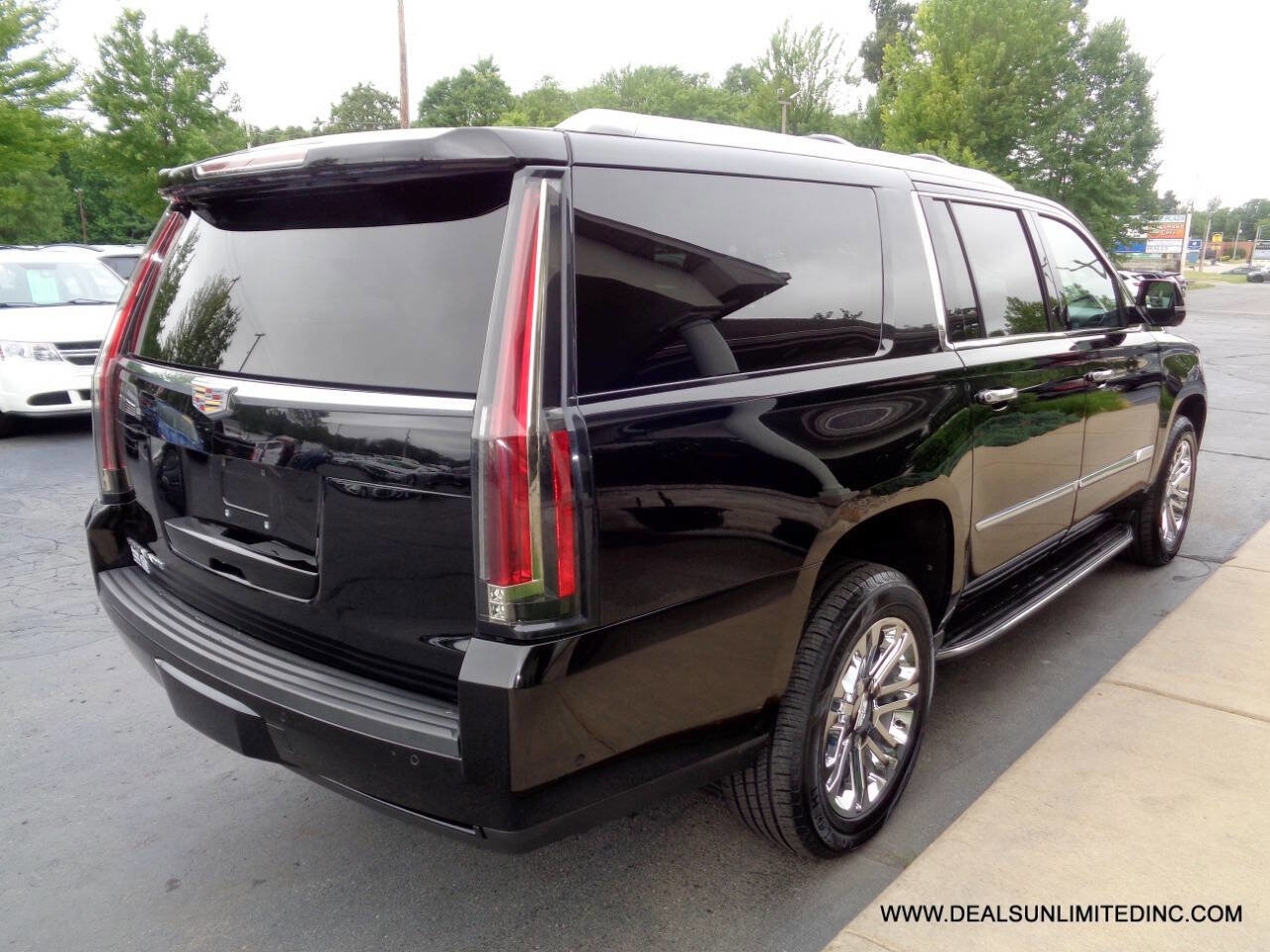 Used 2019 Cadillac Escalade ESV 4WD image 3