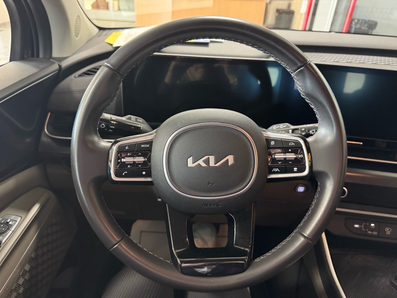 Used 2025 Kia Carnival FWD image 22